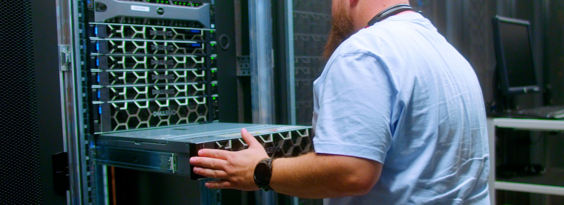 Ein Techniker installiert einen Server in einem Rack im Rechenzentrum