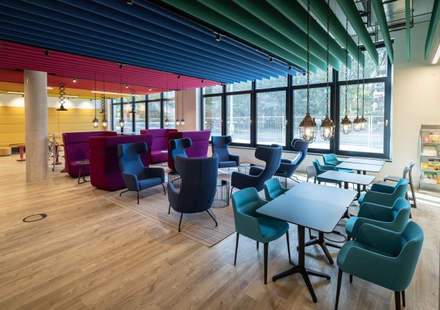 Aufenthaltsbereich im Erdgeschoß des neuen AKQUINET Haus in Hamburg Bramfeld.