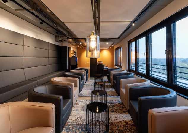 Gemütlicher Aufenthaltsbereich für Mitarbeitende im AKQUINET Haus in der Werner-Otto-Straße 6 in Hamburg.