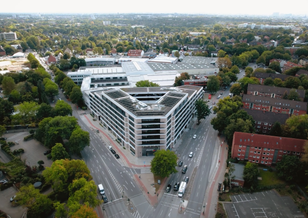 Karriere-AKQUINET: Drohnenaufnahme vom neuen AKQUINET Haus in der Werner-Otto-Straße 6 in Hamburg.