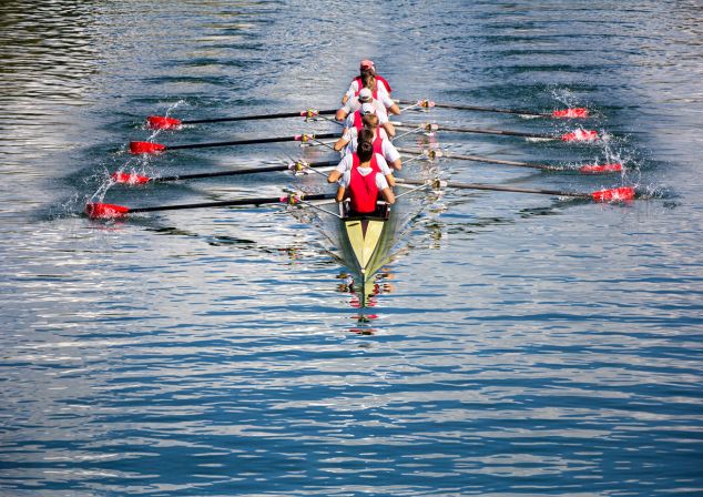 Das Team der EKC GmbH: Ruderteam im Wettkampfboot