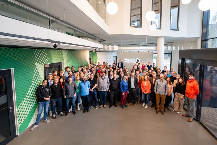 Karriere-AKQUINET: Das Team der AKQUINET im Foyer der Firmenzentrale an der Bramfelder Spitze