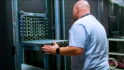 Ein Techniker installiert einen Server in einem Rack im Rechenzentrum
