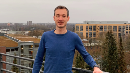Unser Kollege Jens im blauen Pullover auf der Dachterrasse des AKQUIENT-Büros in Hamburg-Bramfeld.