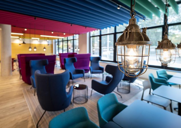 Karriere-AKQUINET: Bunte IT und buntes Büro