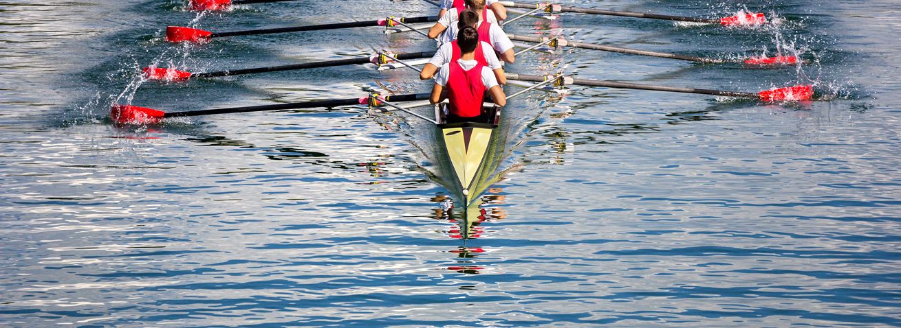 Das Team der EKC GmbH: Ruderteam im Wettkampfboot