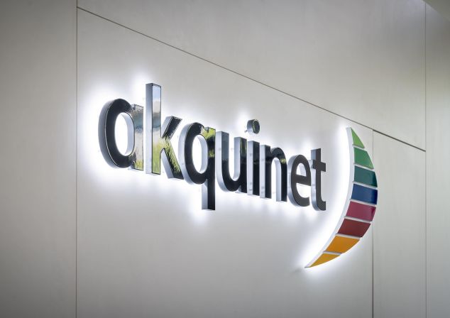 Leuchtschild mit dem Namen und Segel von AKQUINET.