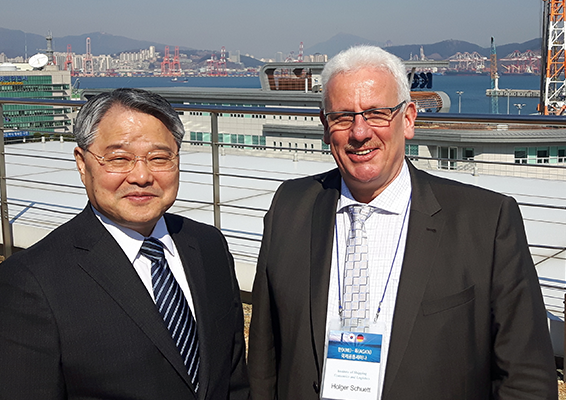 Im Team der akquinet port consulting GmbH: Holger (r.)