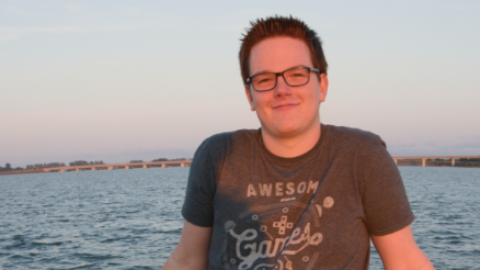 Lukas aus der Software-Entwicklung schaut in die Kamera.