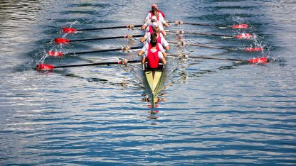 Das Team der EKC GmbH: Ruderteam im Wettkampfboot