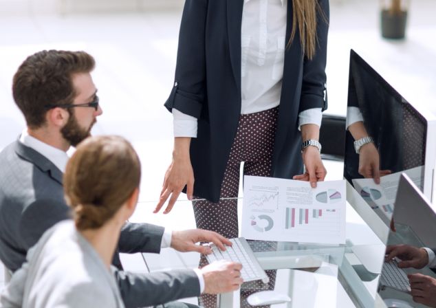 Das Team der EKC GmbH: Teamgespräch im Büro