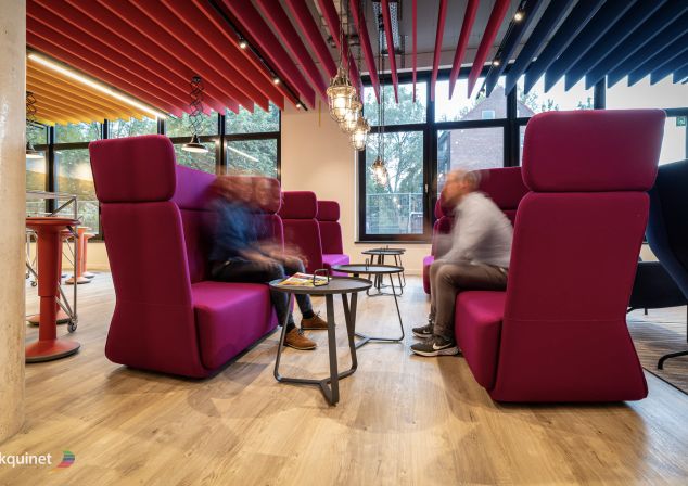 Sitzecke im Erdgeschoß des neuen AKQUINET Hauses in der Werner-Otto-Straße Hamburg.