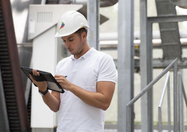 Ein Mitarbeiter von AKQUINET prüft Planungsdaten für ein Rechenzentrum auf einem Tablet.